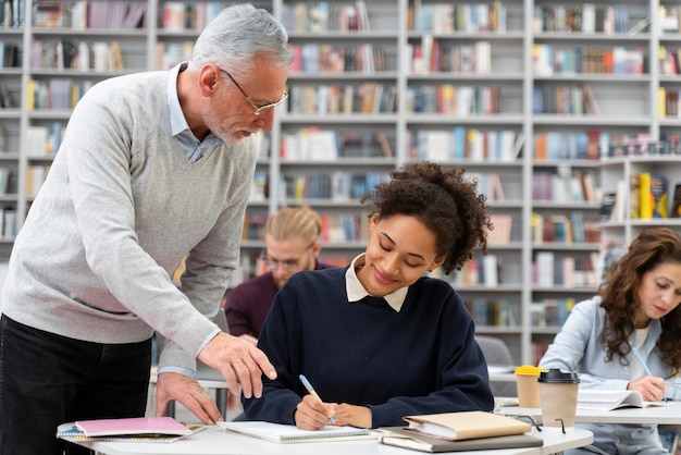 Foto cerca de personas que estudian en la biblioteca