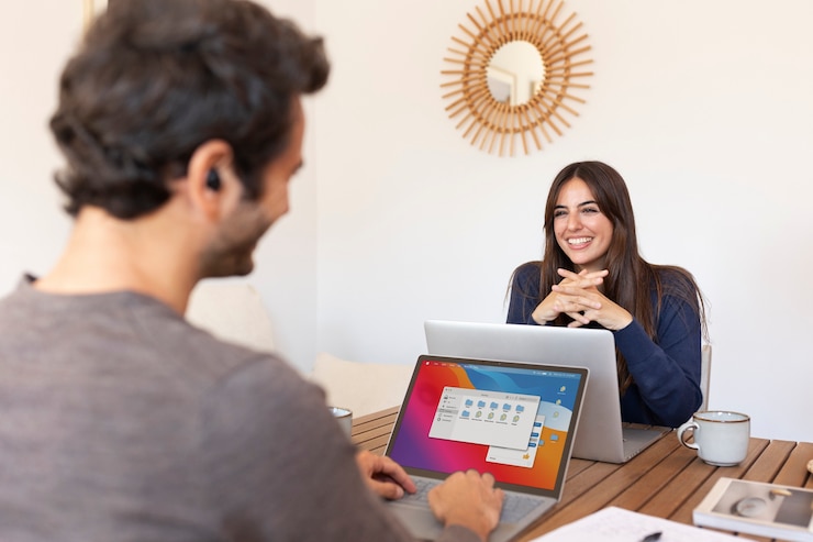 Foto de cerca a las personas que trabajan desde casa
