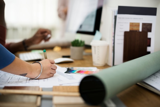 Cerca de las personas que trabajan en sus escritorios