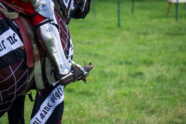 Cerca del pie de un caballero medieval a caballo