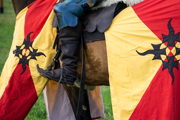 Cerca del pie de un caballero medieval a caballo