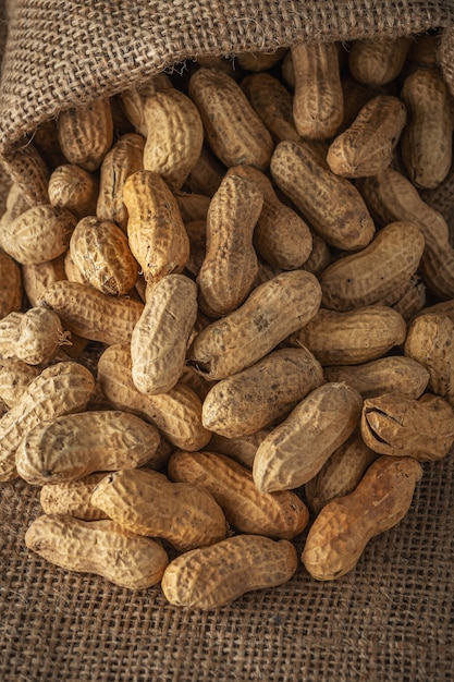 Cerca de la pila de cacahuetes en bolsa de saco