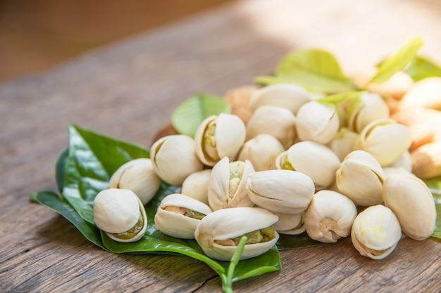 Cerca de pistachos en mesa de madera