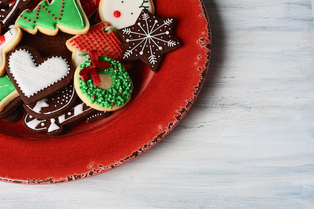 Cerca de la placa con coloridas galletas de Navidad