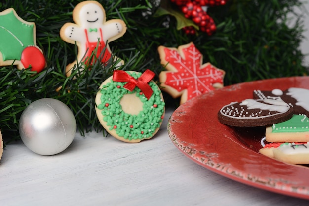 Cerca de la placa con coloridas galletas de Navidad