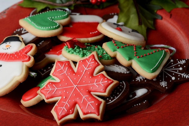 Cerca de la placa con coloridas galletas de Navidad