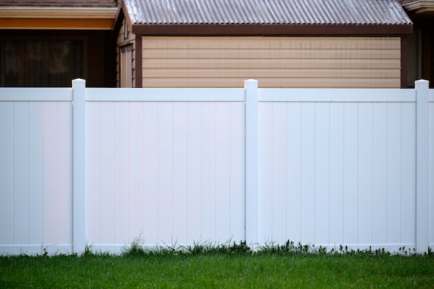 Cerca de plástico blanco para protección y privacidad en el patio trasero