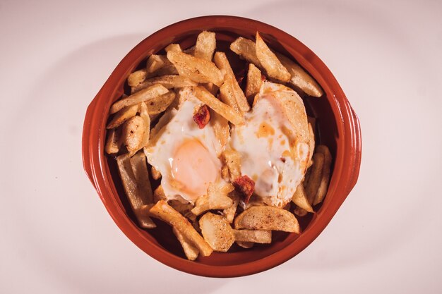 Cerca de un plato de huevos revueltos o huevos con chorizo y patatas fritas el enfoque selectivo