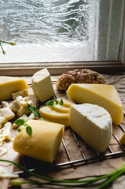 Foto cerca de un plato de queso listo para ser servido