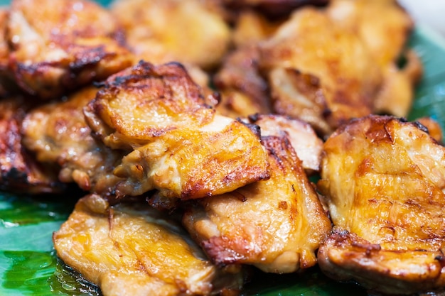 Cerca de pollo a la parrilla, mercado tailandés de comida callejera