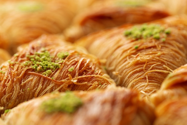 Cerca de postre baklava turco con miel y nueces