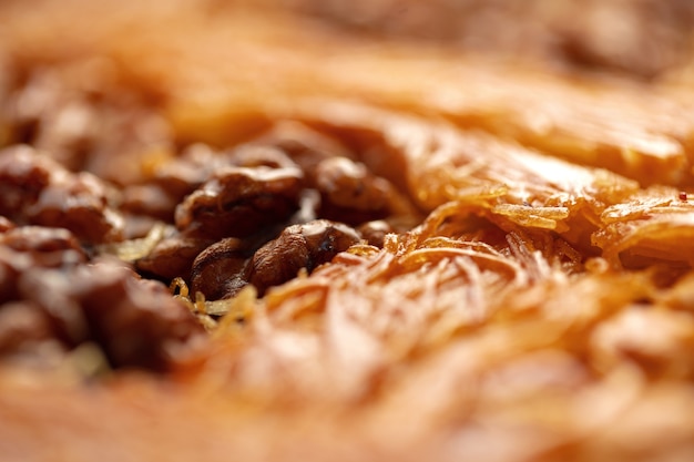 Cerca de postre baklava turco con miel y nueces