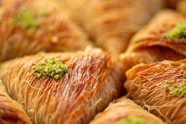 Cerca de postre baklava turco con miel y nueces