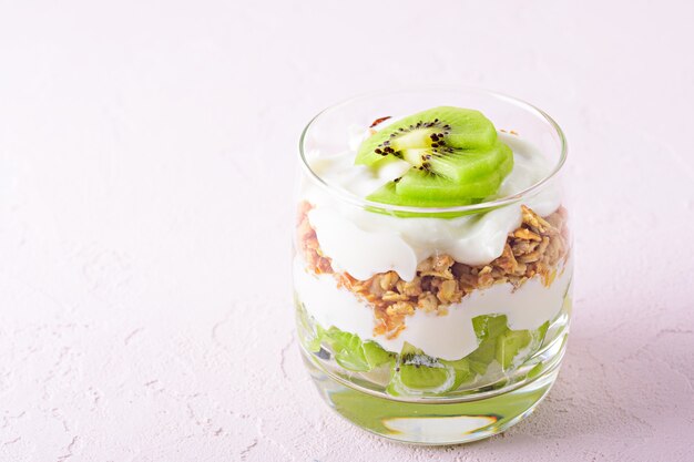 Cerca de postre con kiwi, granola y requesón