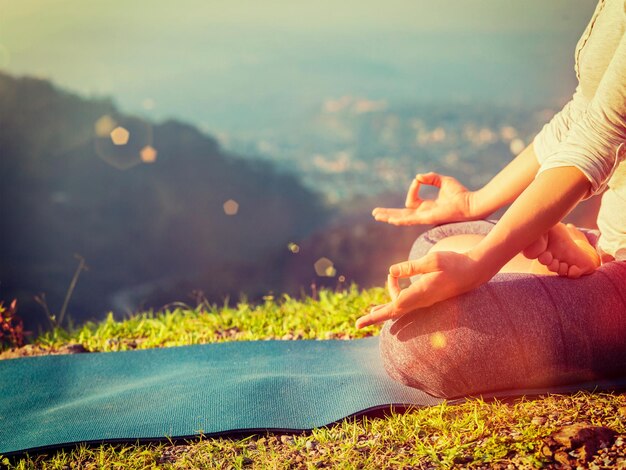 Cerca de la postura de loto de Padmasana