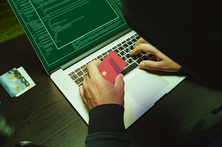 Foto cerca del programador de manos de hacker escribiendo un código