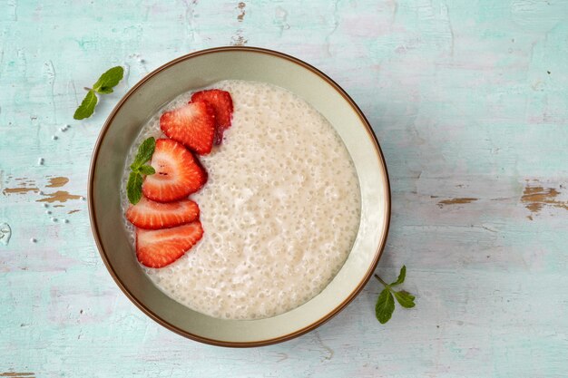 Cerca de pudín de tapioca con leche de origen vegetal