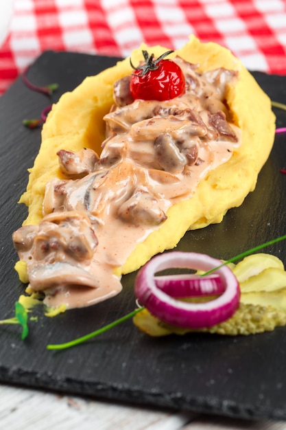 Cerca de puré de papas con salsa de champiñones