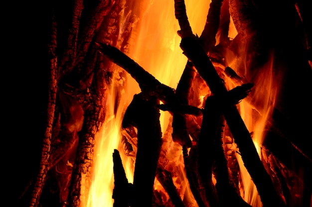 Cerca de la quema de troncos en la chimenea sobre fondo negro