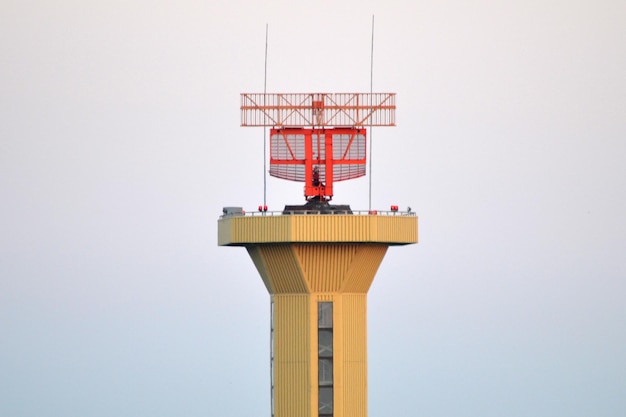 Cerca del radar de vuelo en el aeropuerto