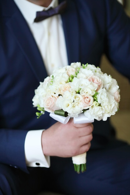 Cerca de ramo de novia por valla de madera