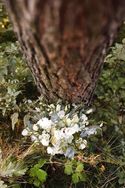 Cerca de ramo de novia por valla de madera