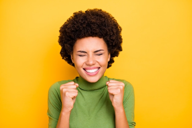 Cerca de retrato de joven bastante dulce lindo alegre elegante sonriendo con dientes regocijándose en las ventas comenzaron.