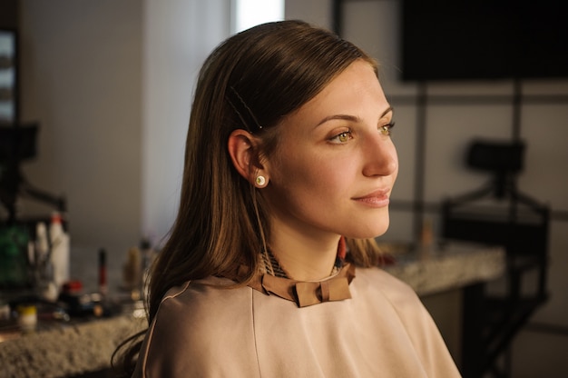 Foto de cerca. retrato de joven encantadora en salón de belleza.