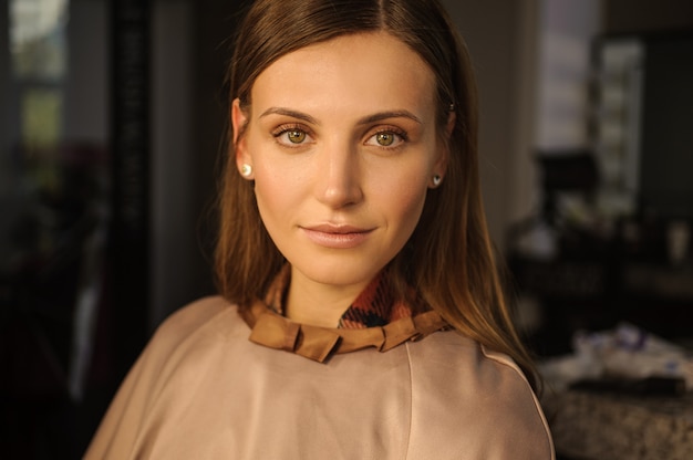 Foto de cerca. retrato de mujer joven y bonita en el salón de belleza.