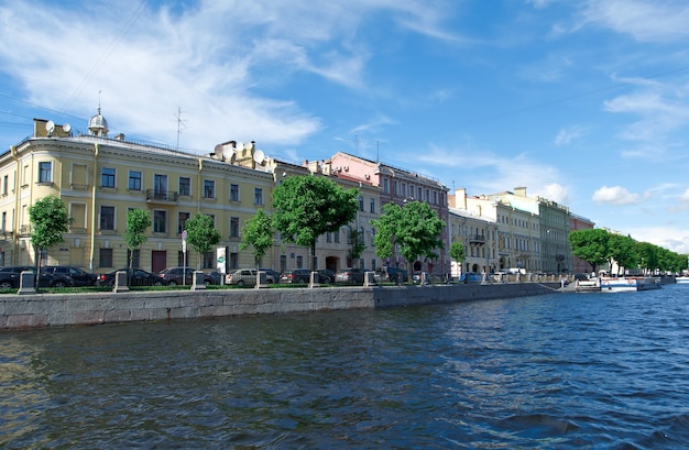 Cerca del río Fontanka .Vista de edificios antiguos. San Petersburgo, Rusia. 4 de junio de 2015