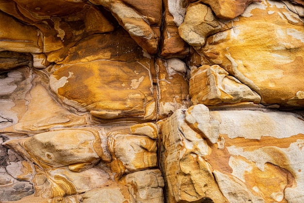 Cerca de roca arenisca desgastada y erosionada en la ladera de la montaña