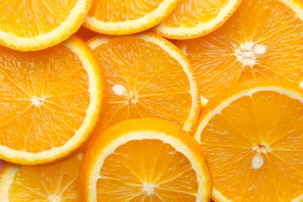 Cerca de una rodaja de fruta naranja sobre fondo de color