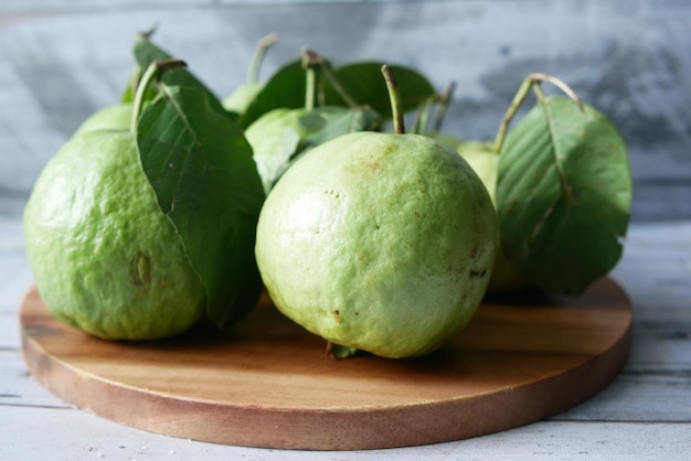 Cerca de una rodaja de guayaba en la mesa