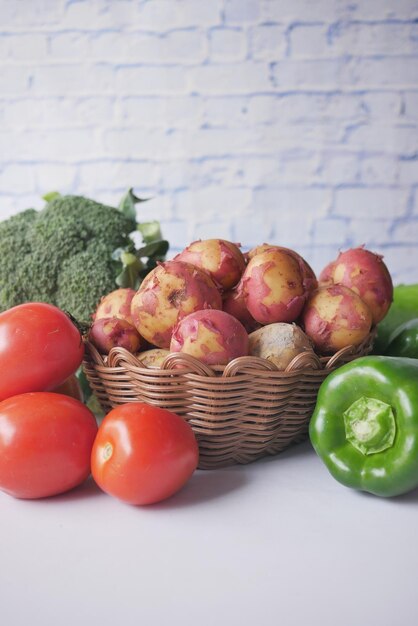 Cerca de una rodaja de patata cruda en un recipiente