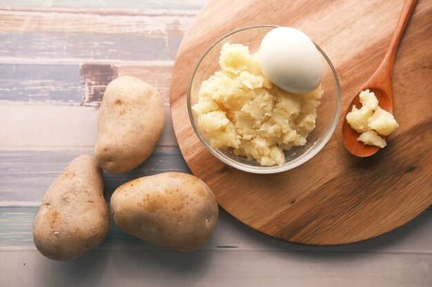 Cerca de una rodaja de patata cruda en un recipiente