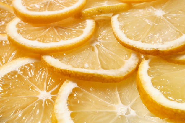 Cerca de rodajas redondas de limón fresco.