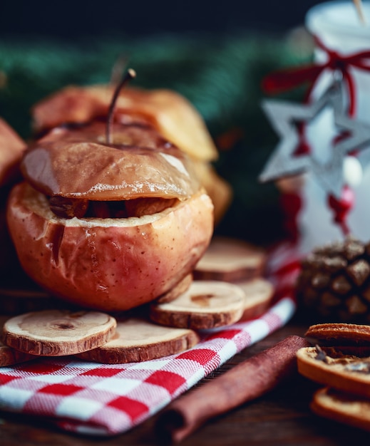 Cerca de una sabrosa manzana al horno con decoración navideña