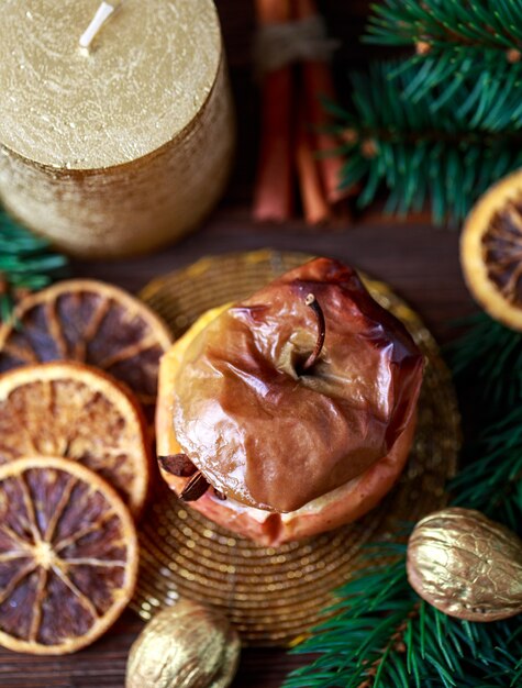 Cerca de una sabrosa manzana al horno con decoración navideña