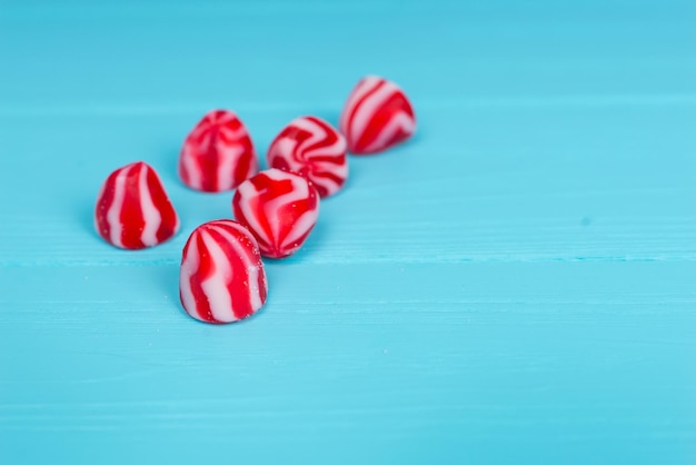 Cerca de sabrosos caramelos de gelatina sabrosos rojos sobre mesa de madera