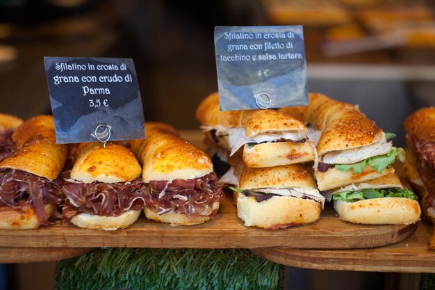 Foto cerca de sándwiches italianos en la tienda