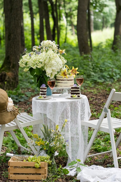 Cerca de servir un picnic romántico con pastel