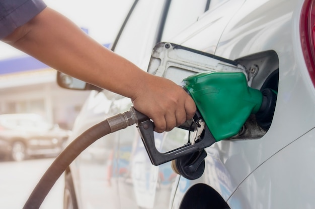 Foto cerca del sistema de control de combustible repostar un petróleo en un vehículo en la gasolinera.