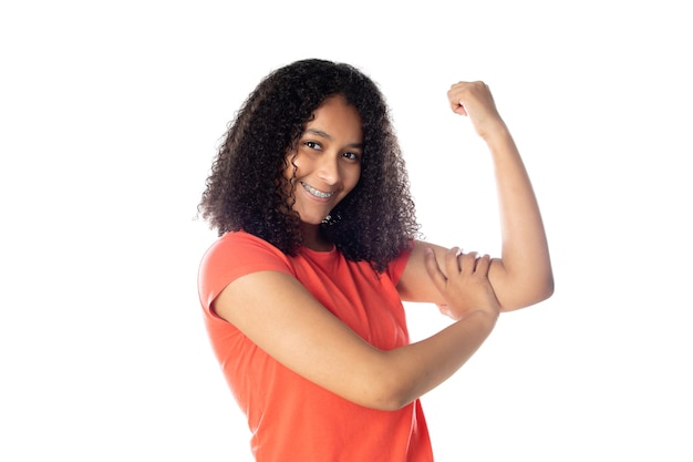 Cerca de sonriente mujer afroamericana con camiseta roja aislada.