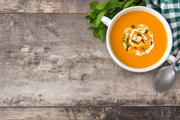 Cerca de sopa de calabaza en un tazón blanco