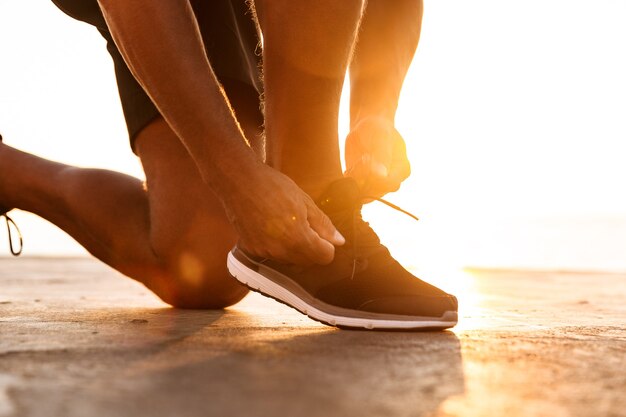 Cerca de un sportsmantying sus cordones