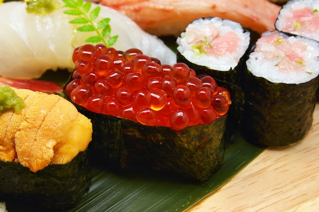 Cerca de sushi de huevas de salmón, comida japonesa