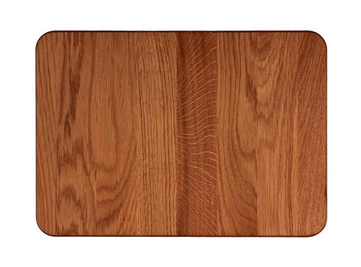 Foto cerca de una tabla de cortar de cocina de madera de roble marrón oscuro con forma de rectángulo con manchas de quemaduras oscuras y rastros de corte de cuchillo aislado sobre fondo blanco.