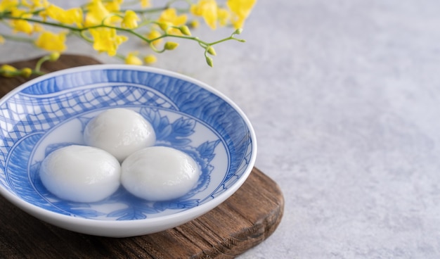 Cerca de tangyuan en un recipiente para el Festival de Yuanxiao de la linterna china.