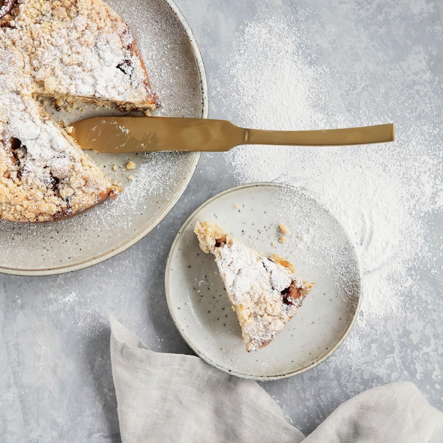 Cerca de tarta de manzana casera en el plato