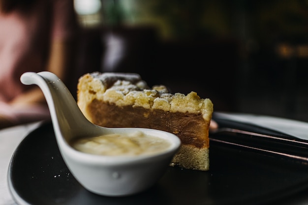 Cerca de tarta de manzana crumble en café clásico oscuro